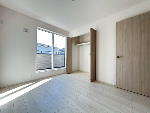 ブルーミングガーデン　一宮市萩原町西宮重　全3区画分譲の寝室|全居室に収納を完備！窓は【樹脂枠】と【LOW-E複層ガラス】を採用。高断熱で寒暖差による結露も防ぎます。
建具やクロスなどをトータルコーディネートしており、室内に落ち着きと安らぎを与えてくれます。