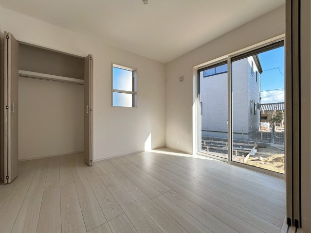 【商談中】ブルーミングガーデン　一宮市萩原町西宮重　全3区画分譲の洋室|全居室に【２４時間換気システム】を設置。家の中の空気をいつも新鮮に保ちます。カビの発生を抑えられます。
気密性に優れているため、部屋によっての温度差が小さく、家中どこでも快適に過ごせます。