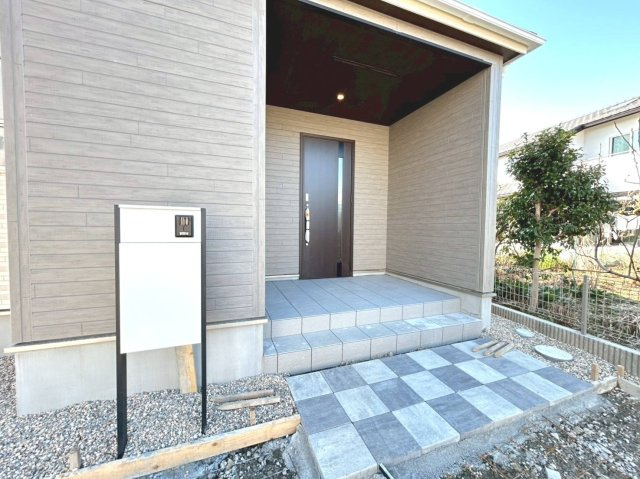 【商談中】ブルーミングガーデン　一宮市萩原町西宮重　全3区画分譲の玄関|専用のカードやスマートフォンで施解錠可能な玄関錠。快適さと防犯面に特化した、新世代の玄関ドアです。
鍵の毎回の開け閉めのイライラが減り、毎日の暮らしにゆとりが生まれます。