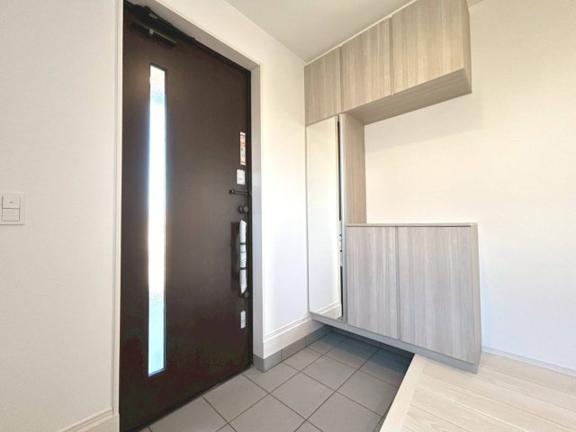 【商談中】ブルーミングガーデン　一宮市萩原町西宮重　全3区画分譲の玄関|大容量のシューズ収納付きで玄関周りもすっきり！玄関ドアからの光が玄関ホールを明るくしてくれます。