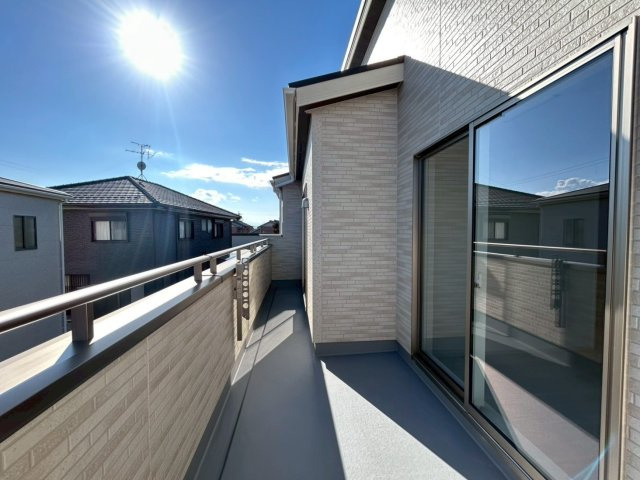 ブルーミングガーデン　一宮市萩原町西宮重　全3区画分譲の玄関|大容量のシューズ収納付きで玄関周りもすっきり！玄関ドアからの光が玄関ホールを明るくしてくれます。