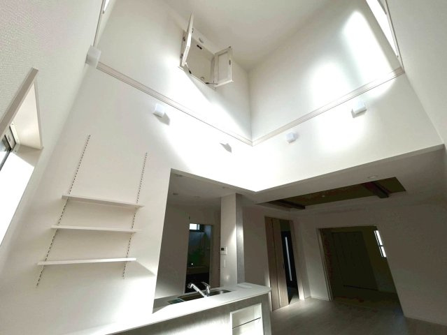 【商談中】ブルーミングガーデン　一宮市萩原町西宮重　全3区画分譲の居間・リビング|LDK上部吹抜けです。上部空間が広い為、広く感じられます。