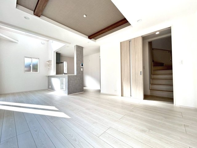 【商談中】ブルーミングガーデン　一宮市萩原町西宮重　全3区画分譲の居間・リビング|リビングには開放感のある【折上げ天井】を採用。最大2.6mの天井高で部屋をより広く明るく感じられます。
開放感と高級感を演出し、自然と家族みんなが集まる心地よい空間を作り出しています。