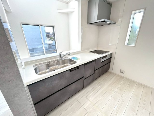 【商談中】ブルーミングガーデン　一宮市萩原町西宮重　全3区画分譲のキッチン|機能的なシステムキッチン。収納力に優れた大容量の引出。食器洗浄乾燥機も標準装備で家事軽減になります。
適材適所の収納が可能な大容量の引出しで、キッチン小物も大物もたっぷり収納できお掃除も楽々です。