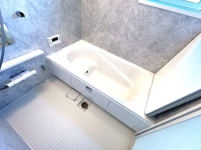 【商談中】ブルーミングガーデン　一宮市萩原町西宮重　全3区画分譲の浴室|浴室は【ほっカラリ床】【魔法瓶びん槽】【エアインシャワー】【浴室換気乾燥機】の高機能設備の仕様です。
雨の日の洗濯物乾燥や、日々のお手入れにも便利で、浴室をスッキリ清潔に保てます。