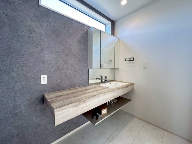 ブルーミングガーデン　一宮市萩原町西宮重　全3区画分譲の浴室|浴室は【ほっカラリ床】【魔法瓶びん槽】【エアインシャワー】【浴室換気乾燥機】の高機能設備の仕様です。
雨の日の洗濯物乾燥や、日々のお手入れにも便利で、浴室をスッキリ清潔に保てます。