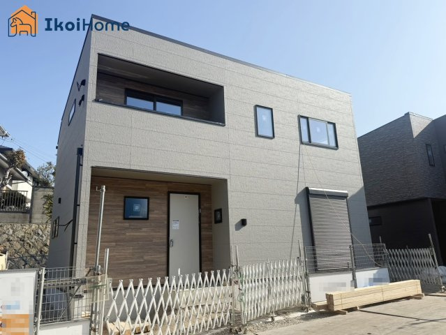 明石市太寺天王町　4号棟　新築戸建の前面道路含む現地写真|弊社独自で毎月５組限定「人気オプション３点パック」カーポート・バルコニー・ウッドデッキを１万円で取付