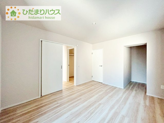 【寝室】 | 土浦市摩利山新田1期　新築戸建　2号棟 | 広めの主寝室は、ベッドの他にもパソコンデスクやドレッサーなども置けちゃいます(*^-^*)