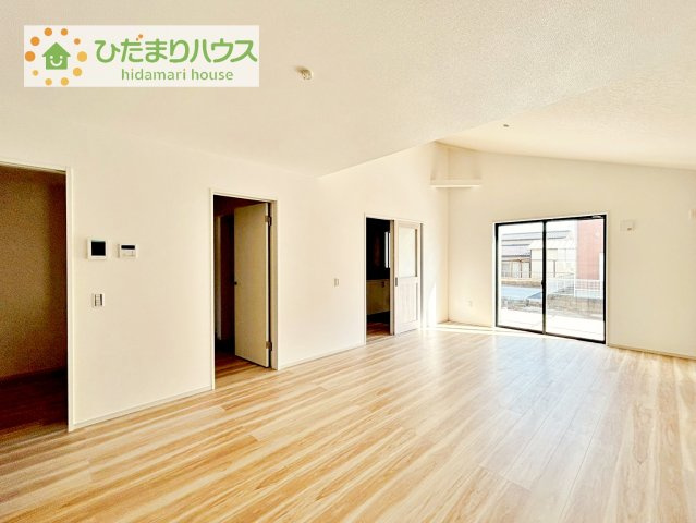 【居間・リビング】 | 土浦市摩利山新田1期　新築戸建　2号棟 | お子様が元気に遊べる広々としたリビングです！