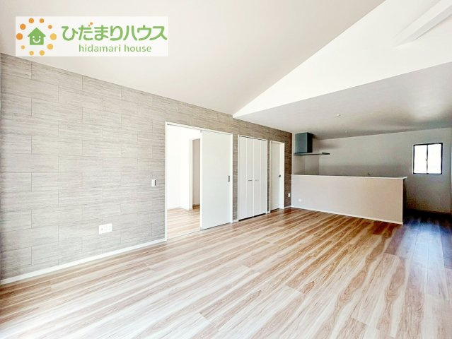 【居間・リビング】 | 土浦市摩利山新田1期　新築戸建　2号棟 | 南に面した大きな窓から差し込む光で日中は電気いらず♪