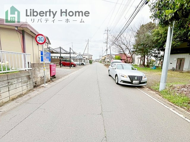 守谷市本町　中古戸建の前面道路含む現地写真