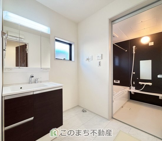 LiveleGarden.S宇都宮駒生町第25の洗面所|シャンプードレッサーで朝の身支度♪伸びるホースでお掃除も簡単清潔です！