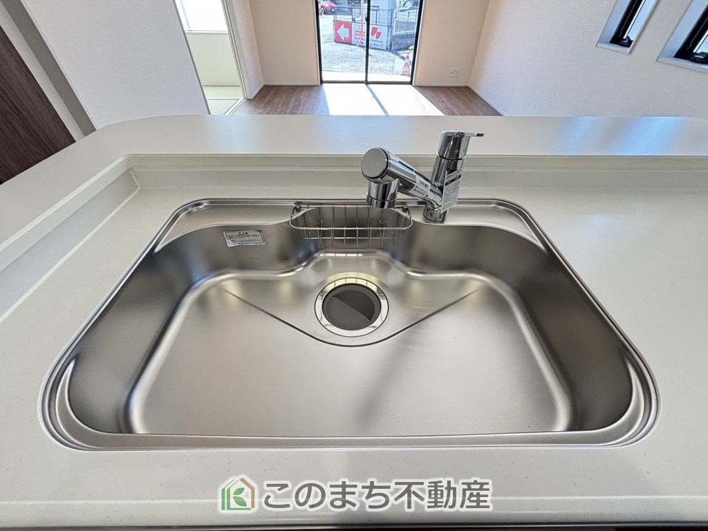 LiveleGarden.S宇都宮駒生町第25のキッチン|ビルトイン型浄水器を内蔵したキッチン水栓。お米を研いだり、野菜を洗ったりするときなど用途に応じてワンタッチで浄水に切り替えが可能です。カートリッジ式なので、フィルターを簡単に交換する事が出来ます。