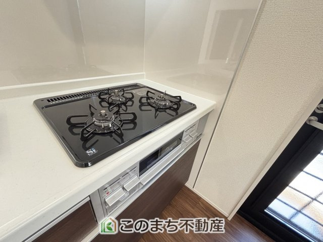 LiveleGarden.S宇都宮駒生町第25のキッチン|三ツ口コンロ採用で、同時調理もスムーズ◎！お料理を並べられるカウンター付きで、配膳・片付けをサポート！リビングで過ごすご家族とコミュニケーションを楽しみながら作業可能です♪