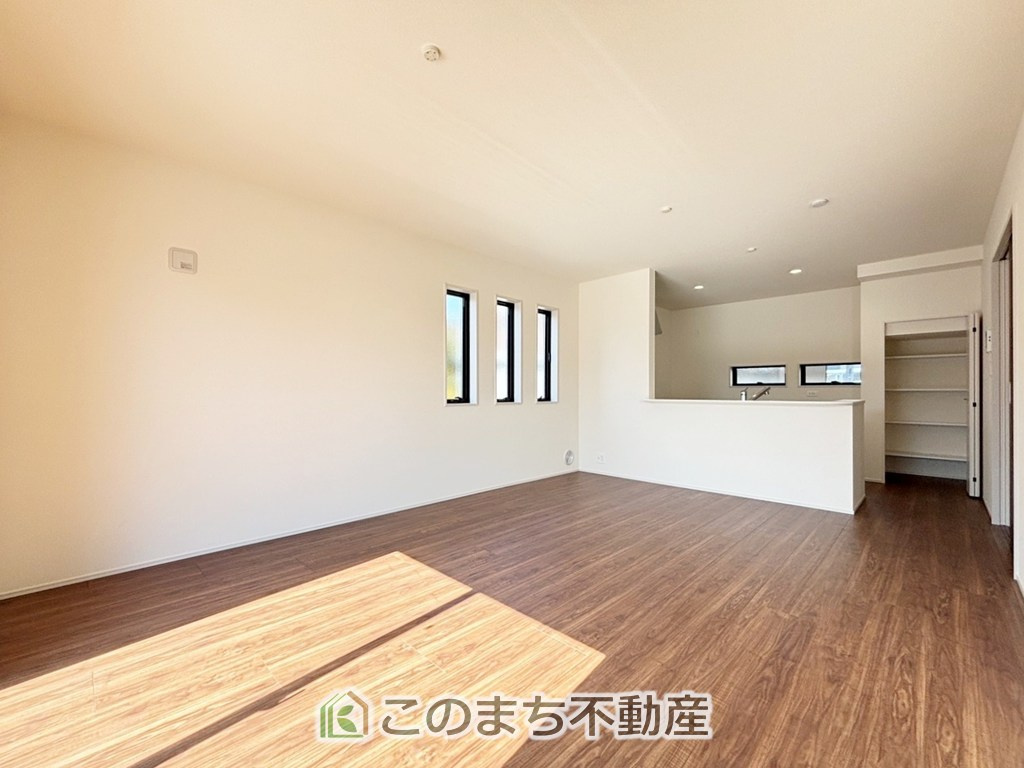 LiveleGarden.S宇都宮駒生町第25の居間・リビング|開放感のある広々としたリビング☆家族みんなでゆったりくつろげます♪
南側から暖かな日差しが差し込みます♪キッチンからリビングの様子がよく見渡せます☆