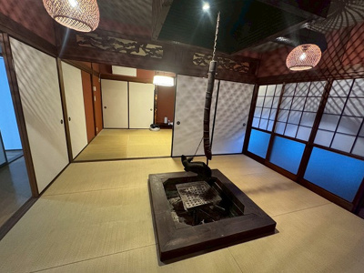 【和室】 | 宗像市大島戸建 | 和室には趣のある囲炉裏があります。実際にご使用になれます。