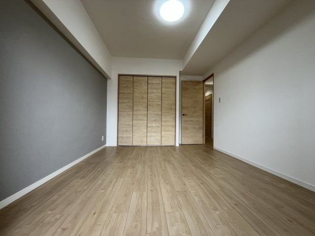 神宮東コーポラス　S棟の洋室|主寝室は一日の疲れを癒し、翌日に備えるための大切な場所です。快適な睡眠とリラックスできる空間作りは生活の質を大きく左右します。