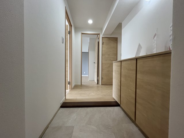 神宮東コーポラス　S棟の玄関|おしゃれで温かみのあるデザインの玄関。 