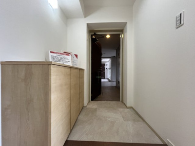 【玄関】 | 神宮東コーポラス　S棟 | おしゃれで温かみのあるデザインの玄関。 