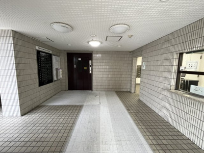 【エントランス】 | 神宮東コーポラス　S棟 | 落ち着いた雰囲気と洗練されたデザインが住まう方を迎え入れます。