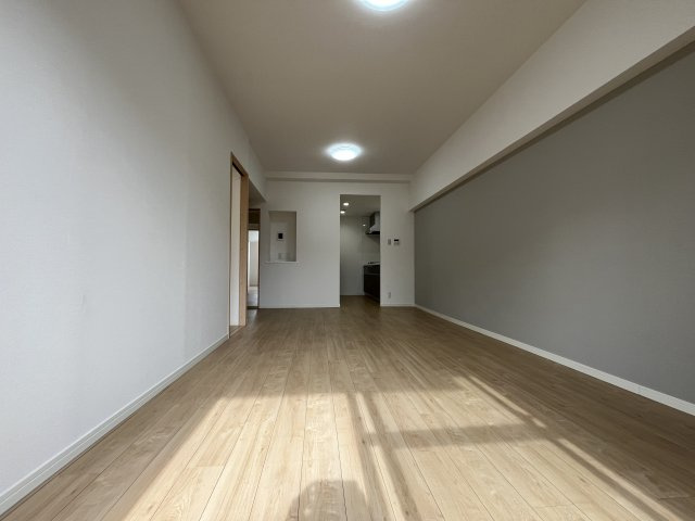 神宮東コーポラス　S棟の居間・リビング|陽当たりが心地の良いリビング空間です。