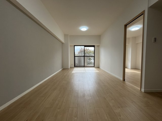 神宮東コーポラス　S棟の居間・リビング|陽当たりが心地の良いリビング空間です。