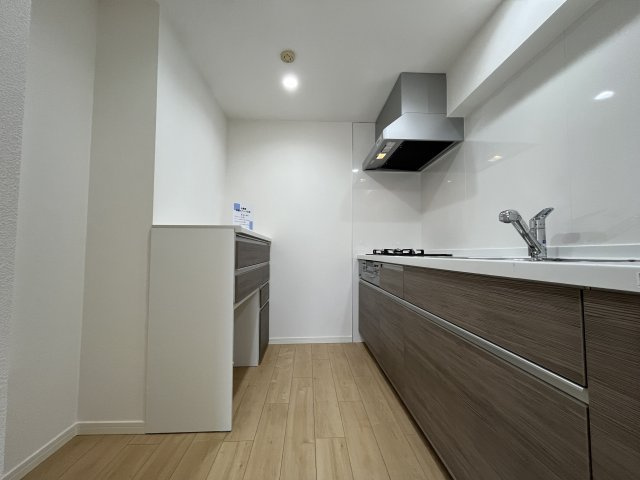 神宮東コーポラス　S棟のキッチン|料理をするのが楽しくなる清潔感あふれるシステムキッチン。