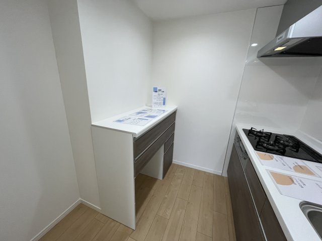 神宮東コーポラス　S棟のキッチン|料理をするのが楽しくなる清潔感あふれるシステムキッチン。