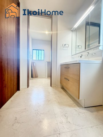 明石市太寺天王町　5号棟　新築戸建の洗面所|◆同社施工例◆洗面台はお化粧をする時にも便利な３面鏡＆お掃除の際にも便利なハンドシャワータイプです。