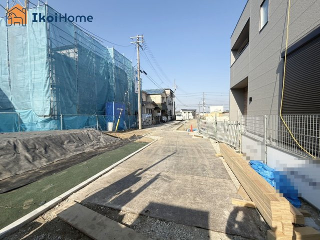 明石市太寺天王町　5号棟　新築戸建の前面道路含む現地写真|弊社独自で毎月５組限定「人気オプション３点パック」カーポート・バルコニー・ウッドデッキを１万円で取付