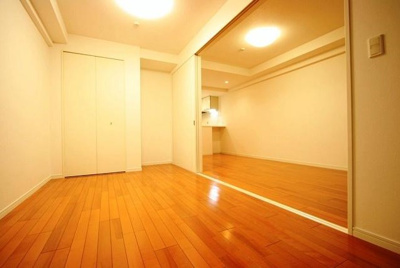 【寝室】 | フォルマーレ新中野 | 9.3帖のリビングに6.0帖の洋室