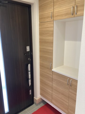 リナージュ前橋市六供町１丁目25-1期　1号棟の玄関|収納もある玄関です