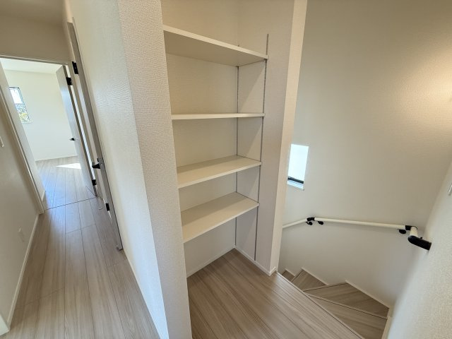 リナージュ前橋市六供町１丁目25-1期　1号棟の収納|2階廊下に嬉しい収納付き♪可動棚付きで使い勝手が良いですよ！