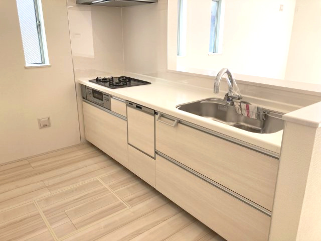 リナージュ前橋市六供町１丁目25-1期　1号棟のキッチン|人気のカウンターキッチン採用です☆
コンロも３口ご用意しています！調理スペースも広くストレスなくお料理できます。
浄水器つきなので美味しいお水も飲めますよ♪