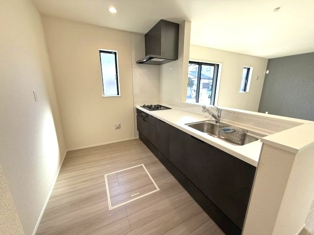 リナージュ前橋市六供町１丁目25-1期　1号棟のキッチン|人気のカウンターキッチン採用です☆
コンロも３口ご用意しています！調理スペースも広くストレスなくお料理できます。
浄水器つきなので美味しいお水も飲めますよ♪