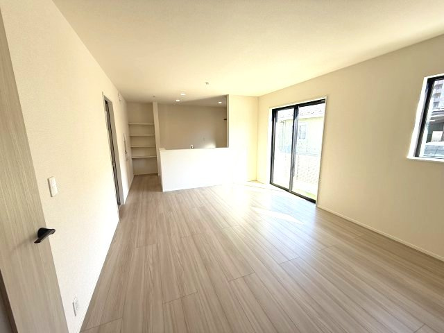 リナージュ前橋市六供町１丁目25-1期　1号棟の居間・リビング|16帖リビング♪人気の対面式キッチンを配した空間はお好みの家具も合わせやすく、家族がくつろぐ快適な空間造りをサポート。窓からは明るい陽光が差し込みます。