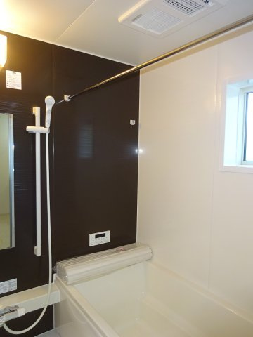 リナージュ前橋市六供町１丁目25-1期　1号棟の浴室|１坪タイプのフルオートバスです！
足を延ばして入れる広さなので一日の疲れも癒されますよ♪
室内物干しや浴室乾燥機もあるのでお天気の悪い日にはランドリースペースとしてもご利用できます！