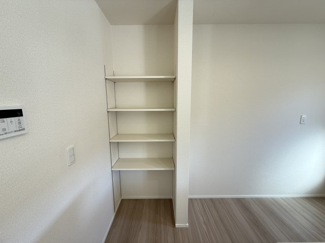 リナージュ前橋市六供町１丁目25-1期　1号棟の居間・リビング|リビング1角にある収納スペースです。可動棚付きで使い勝手が良いですよ！