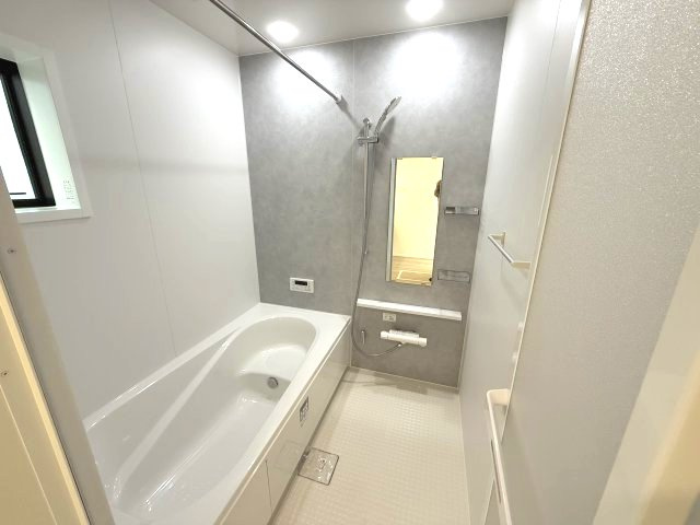 リナージュ前橋市六供町１丁目25-1期　1号棟の浴室|１坪タイプのフルオートバスです！
足を延ばして入れる広さなので一日の疲れも癒されますよ♪
室内物干しや浴室乾燥機もあるのでお天気の悪い日にはランドリースペースとしてもご利用できます！