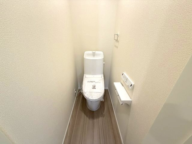 リナージュ前橋市六供町１丁目25-1期　1号棟のトイレ|1階トイレです。清潔感のある白を基調としています。
温水洗浄・便座暖房機能の付いた快適なトイレです☆