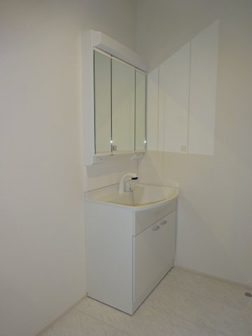 リナージュ前橋市六供町１丁目25-1期　1号棟の独立洗面台|シャワー水栓付き洗面台で朝の身支度もバッチリです！
洗面台には収納スペースもあり洗面室もすっきり片付きますよ！