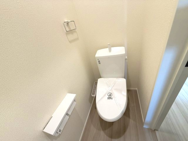 リナージュ前橋市六供町１丁目25-1期　1号棟のトイレ|2階トイレです。清潔感のある白を基調としています。