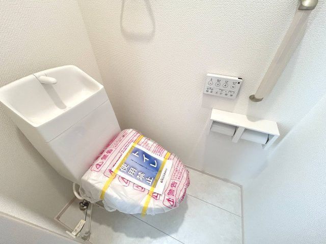 ブルーミングガーデン　一宮市萩原町西宮重　全3区画分譲のトイレ|汚れが付きにくく落ちやすい表面加工と、掃除のしやすいフチレス形状便器の相乗効果でお手入れが楽々です。
節水型で家計にも優しい！温水洗浄便座で寒い冬も気持ちよくトイレ時間を過ごせます。