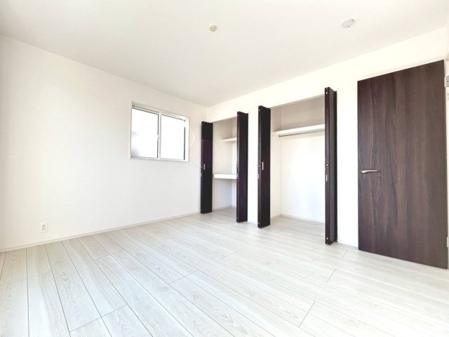 ブルーミングガーデン　一宮市萩原町西宮重　全3区画分譲の寝室|全居室に収納を完備！窓は【樹脂枠】と【LOW-E複層ガラス】を採用。高断熱で寒暖差による結露も防ぎます。
建具やクロスなどをトータルコーディネートしており、室内に落ち着きと安らぎを与えてくれます。