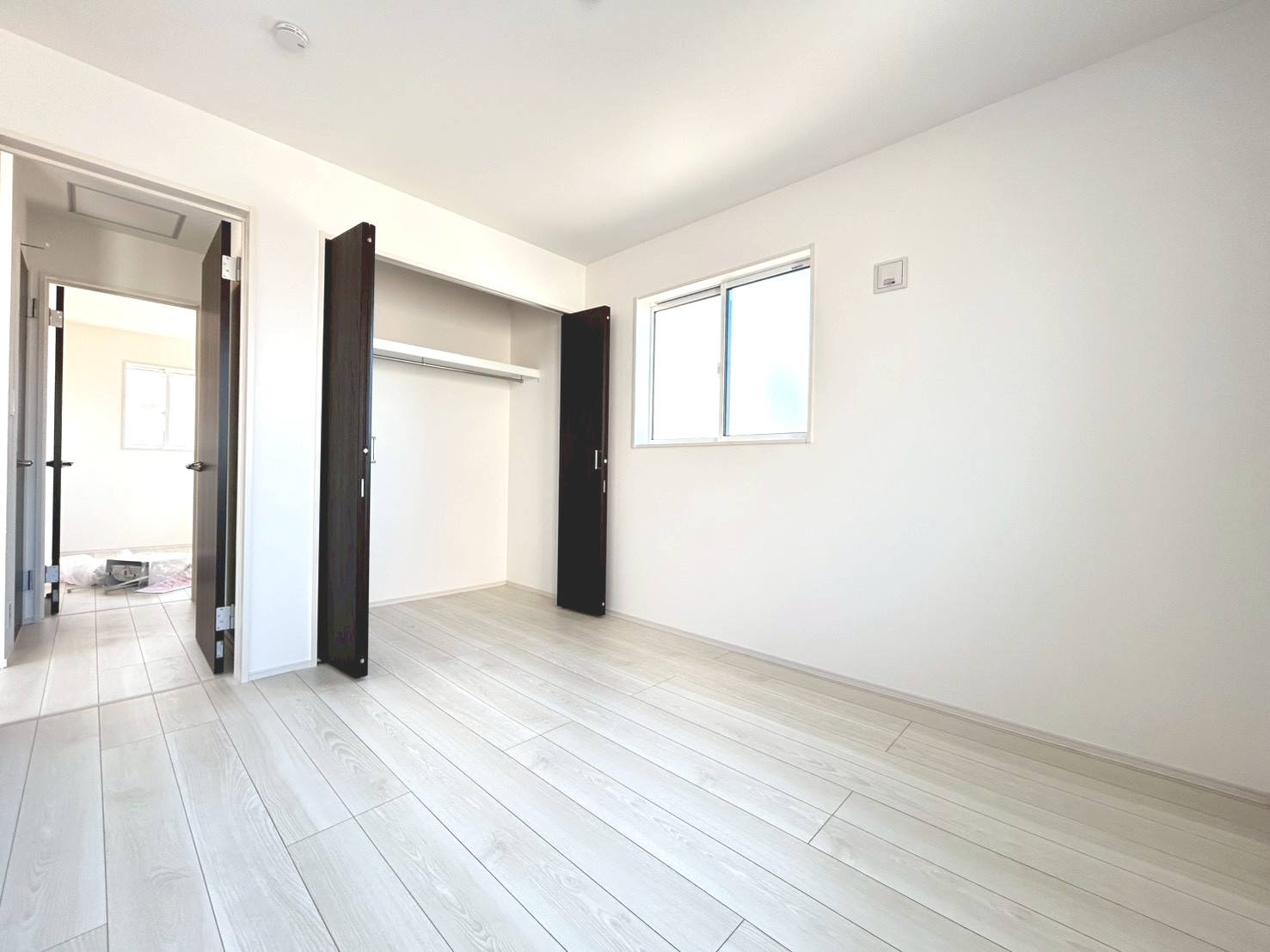 ブルーミングガーデン　一宮市萩原町西宮重　全3区画分譲の洋室|全居室に【２４時間換気システム】を設置。家の中の空気をいつも新鮮に保ちます。カビの発生を抑えられます。
気密性に優れているため、部屋によっての温度差が小さく、家中どこでも快適に過ごせます。