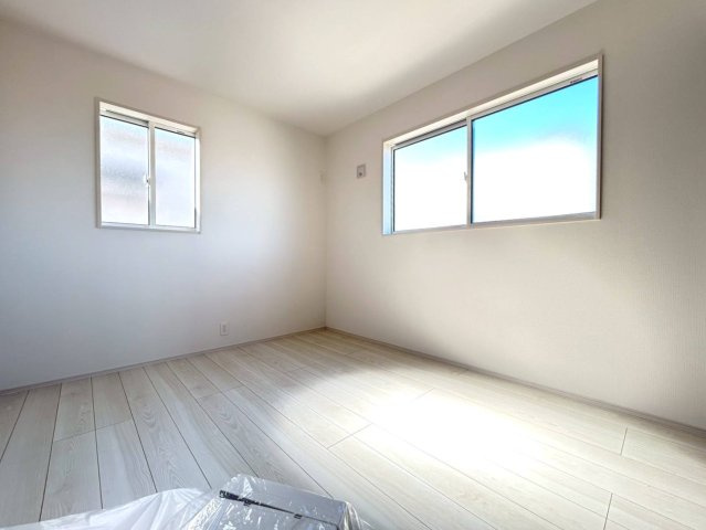 ブルーミングガーデン　一宮市萩原町西宮重　全3区画分譲の洋室|全居室に【２４時間換気システム】を設置。家の中の空気をいつも新鮮に保ちます。カビの発生を抑えられます。
気密性に優れているため、部屋によっての温度差が小さく、家中どこでも快適に過ごせます。