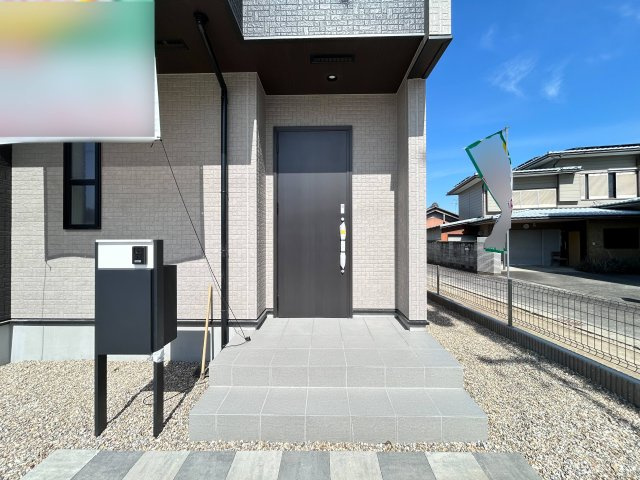 ブルーミングガーデン　一宮市萩原町西宮重　全3区画分譲の玄関|専用のカードやスマートフォンで施解錠可能な玄関錠。快適さと防犯面に特化した、新世代の玄関ドアです。
鍵の毎回の開け閉めのイライラが減り、毎日の暮らしにゆとりが生まれます。