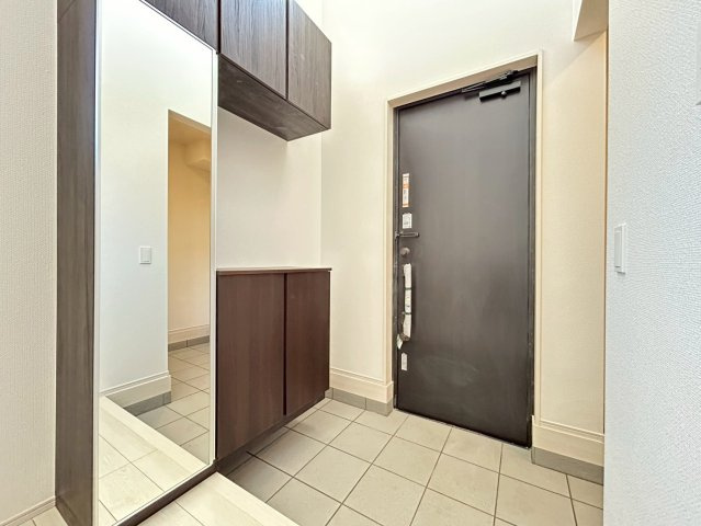 ブルーミングガーデン　一宮市萩原町西宮重　全3区画分譲の玄関|大容量のシューズ収納付きで玄関周りもすっきり！玄関ドアからの光が玄関ホールを明るくしてくれます。