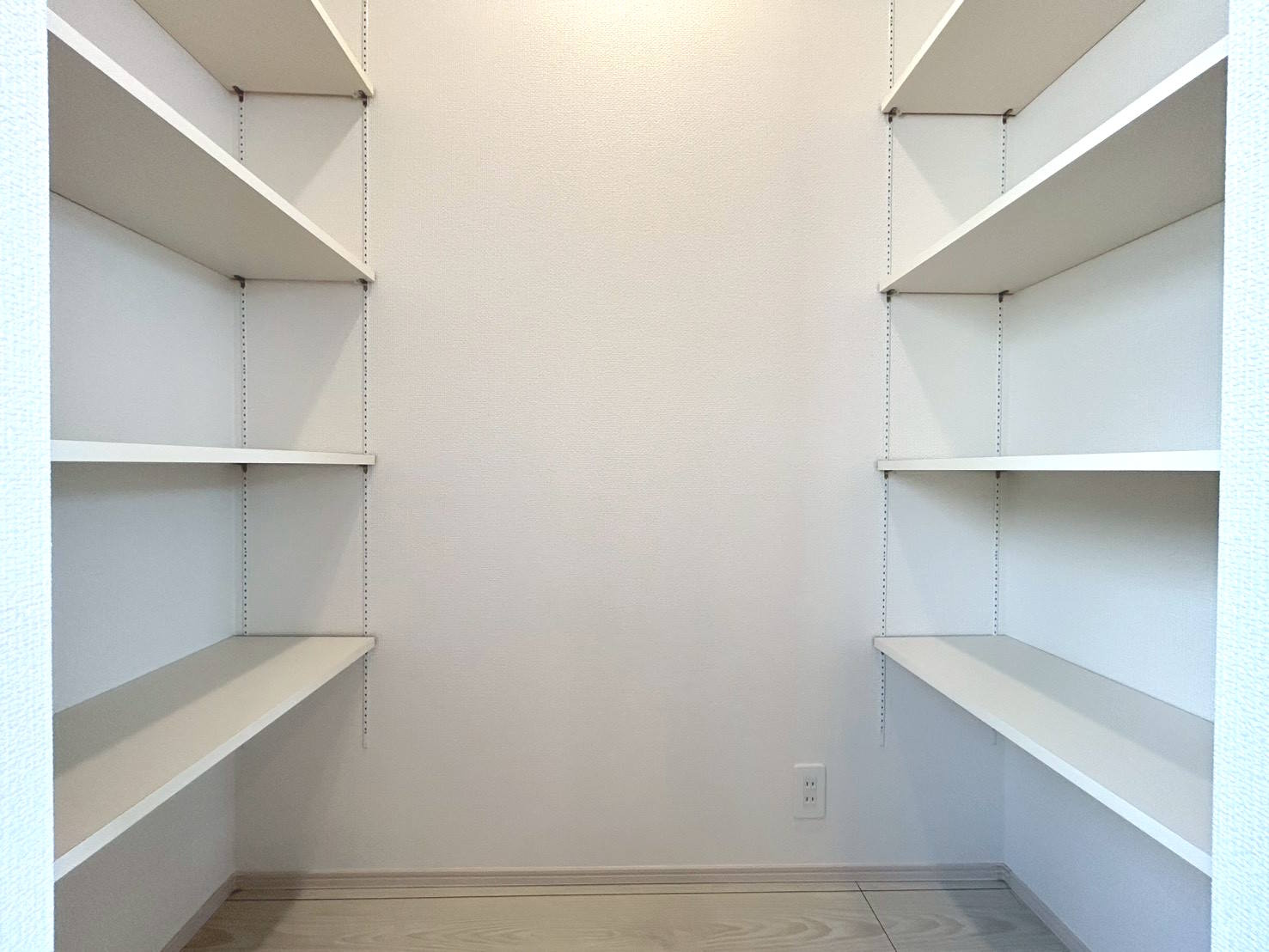 ブルーミングガーデン　一宮市萩原町西宮重　全3区画分譲のその他|パントリーです。両サイドに可動棚があり整理整頓しやすいです。