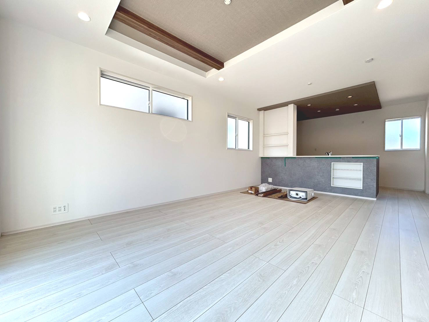 ブルーミングガーデン　一宮市萩原町西宮重　全3区画分譲の居間・リビング|リビングには開放感のある【折上げ天井】を採用。最大2.6mの天井高で部屋をより広く明るく感じられます。
開放感と高級感を演出し、自然と家族みんなが集まる心地よい空間を作り出しています。